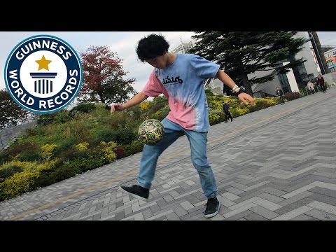 Football freestyler 'Around the World' tricks challenge - Japan Tour